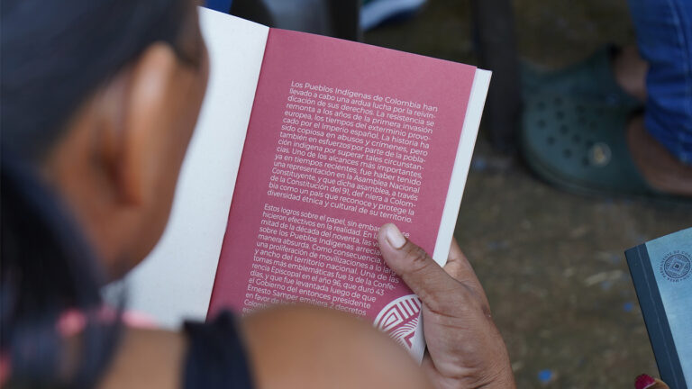 En este mes de agosto se expidió el Decreto 1345, que beneficia a los dinamizadores pedagógicos y educadores indígenas, y, por ende, al Sistema de Educación Indígena Propio. Compartimos los avances que conlleva dicho decreto, y con ello invitamos a pueblos y organizaciones a seguir trabajando en la consolidación de nuestra cultura y en la defensa de nuestros propios sistemas de conocimiento.
